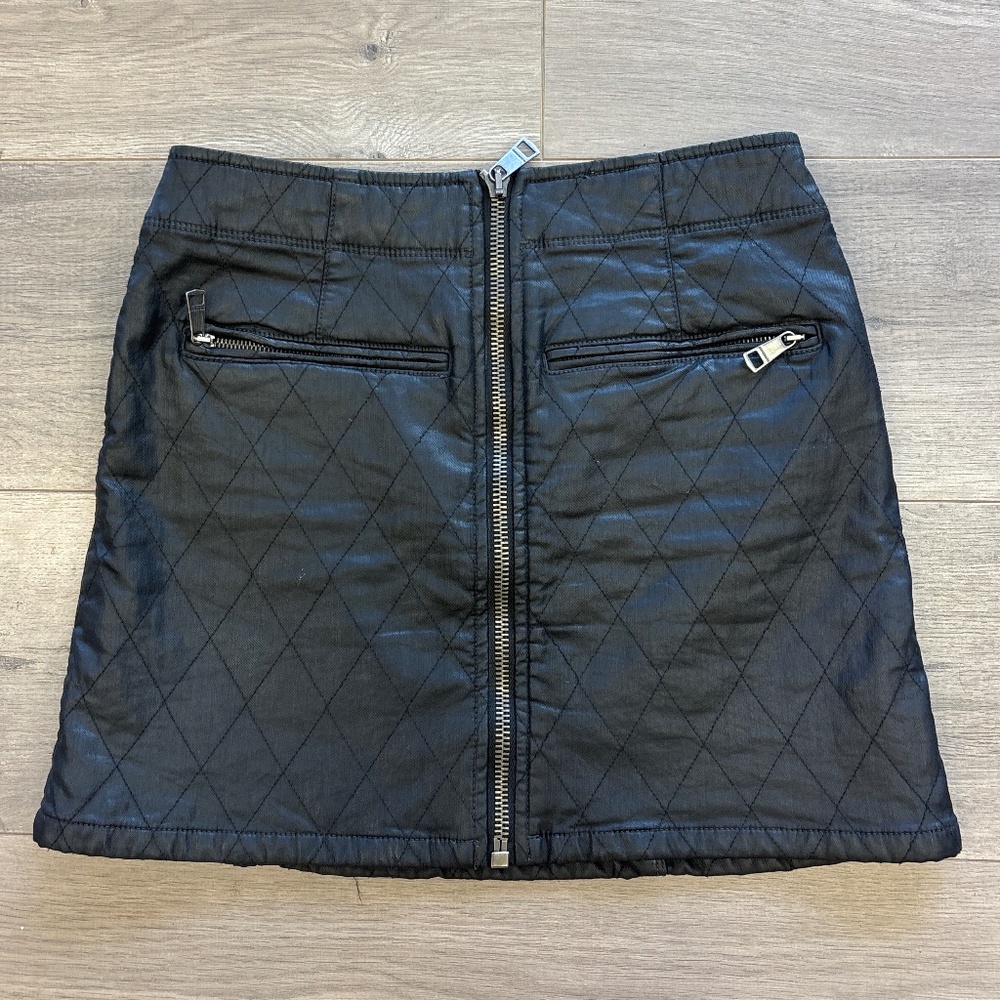 Burberry quilted black mini skirt